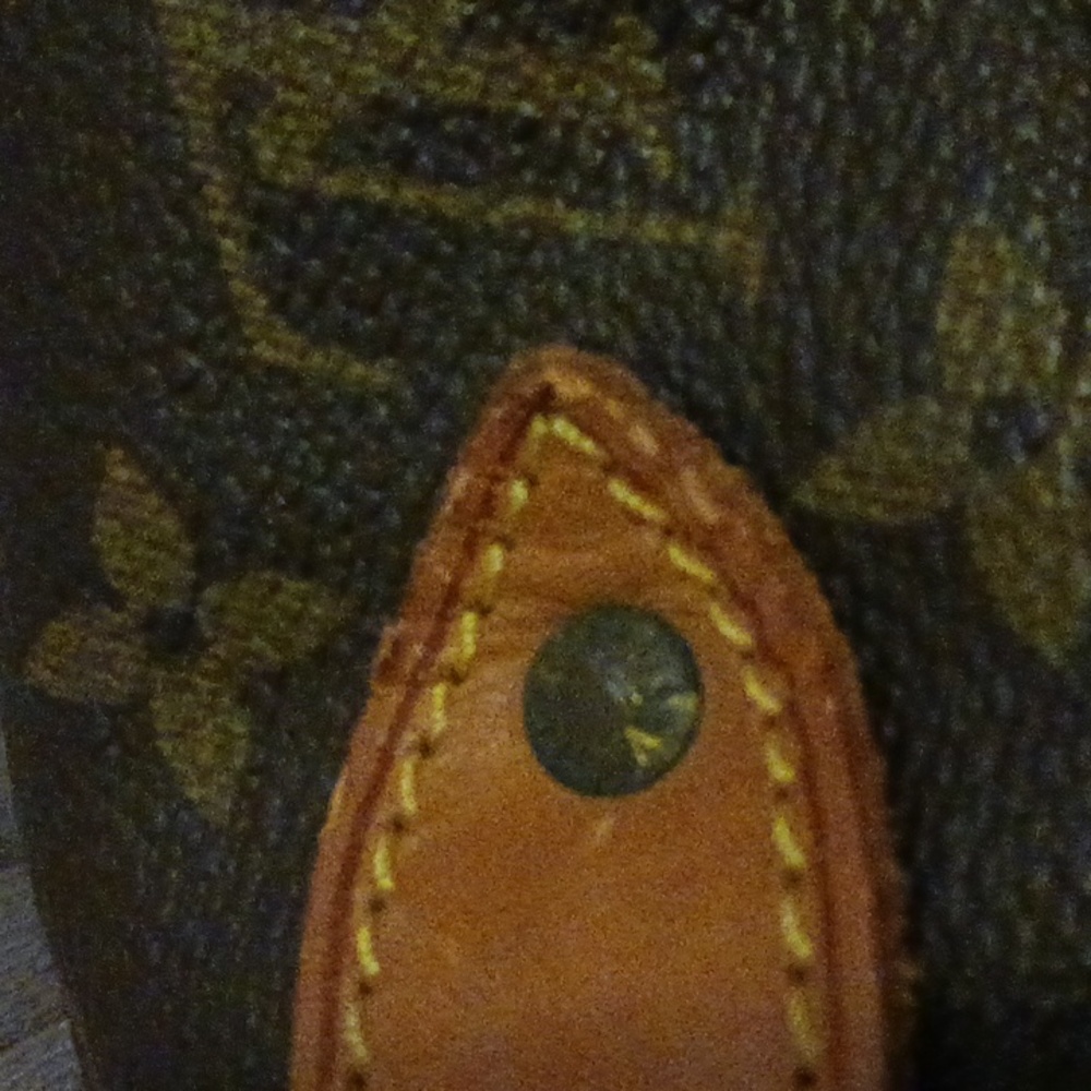 "AUTHENTICATED"Louis Vuitton Saumur Crossbody Bag. - Picture 3 of 16